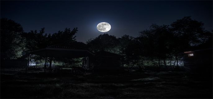 摄图网_507456650_夜晚用月亮或老式乡村住宅在森林中建造的山夜景观夜晚用云彩和星星夏夜长时间曝光拍摄的照片（企业商用） (1).jpg